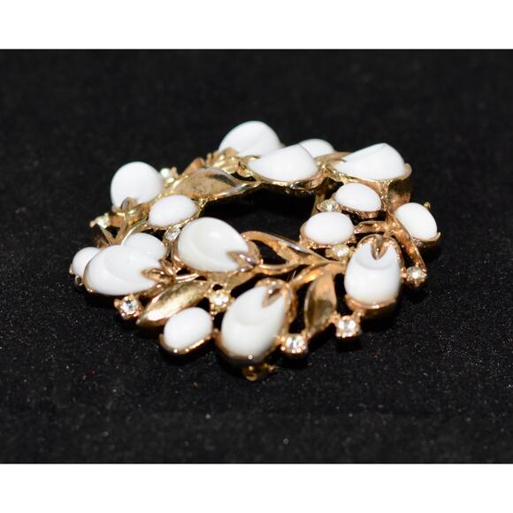 Vintage Crown TRIFARI Gold Tone & White Pebble Beach Lucite Flower Wreath Brooch - Picture 4 of 8